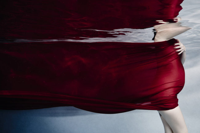 maternite-sous-eau-voile-rouge